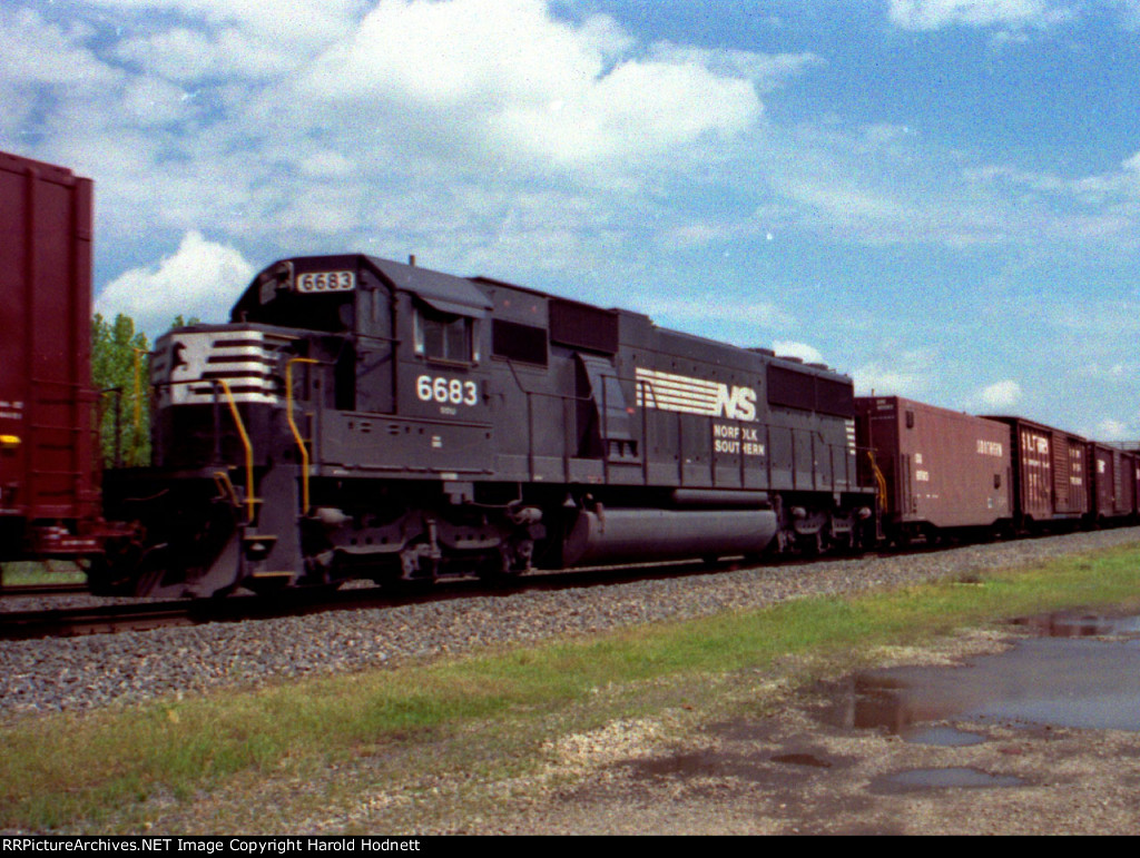 NS 6683 and radio car